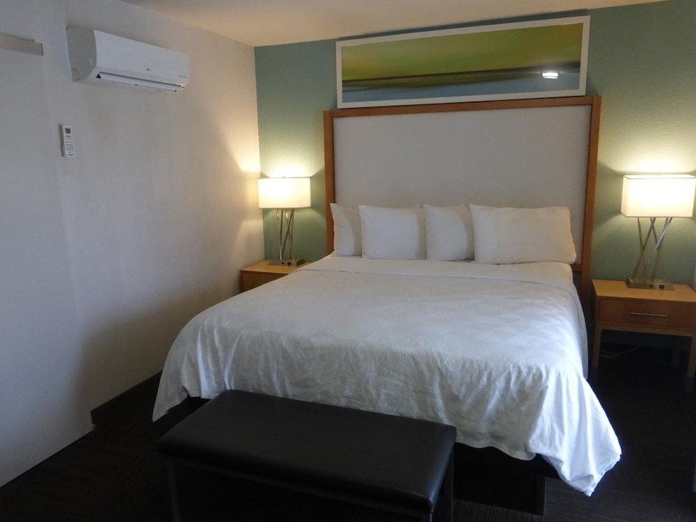 Red Roof Inn Plus & Suites Тампа Екстериор снимка