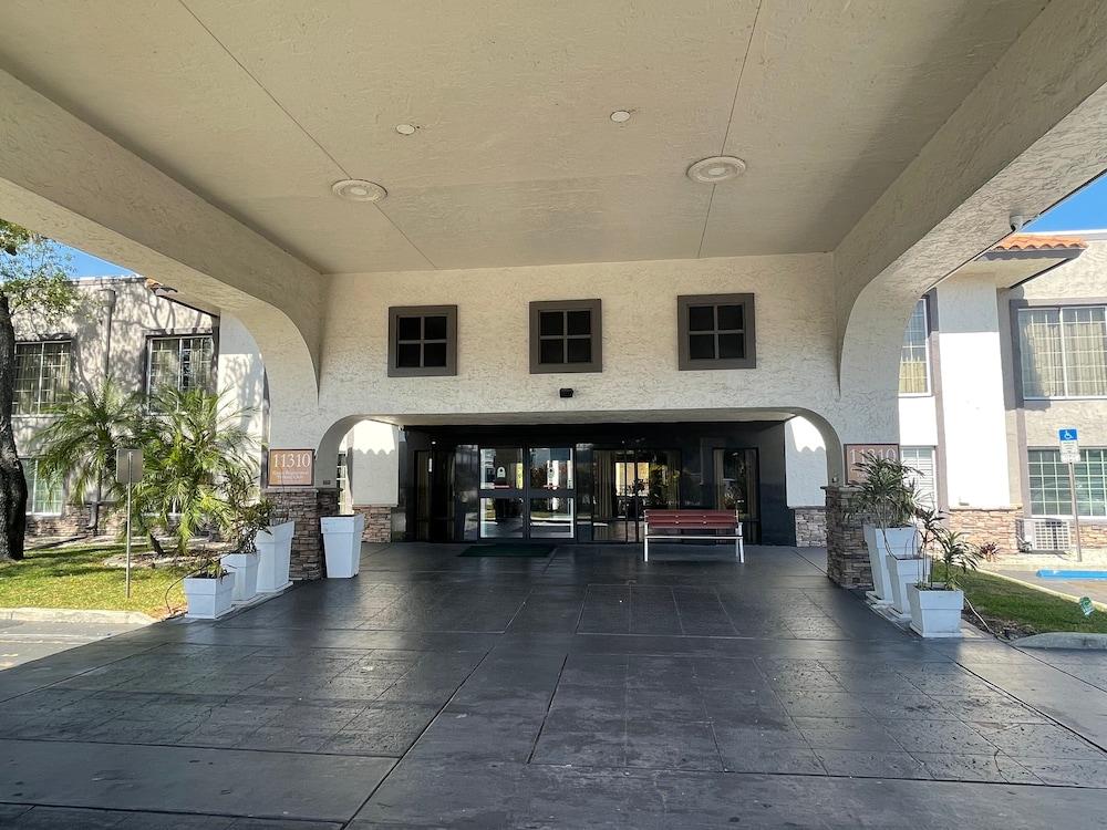 Red Roof Inn Plus & Suites Тампа Екстериор снимка