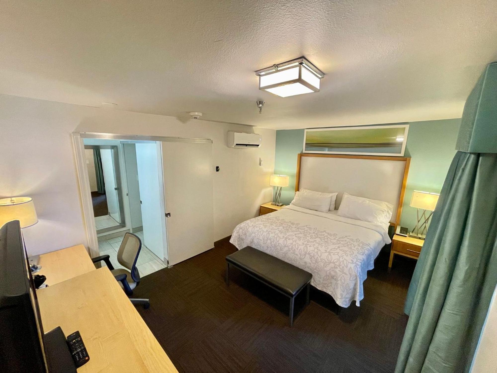 Red Roof Inn Plus & Suites Тампа Екстериор снимка