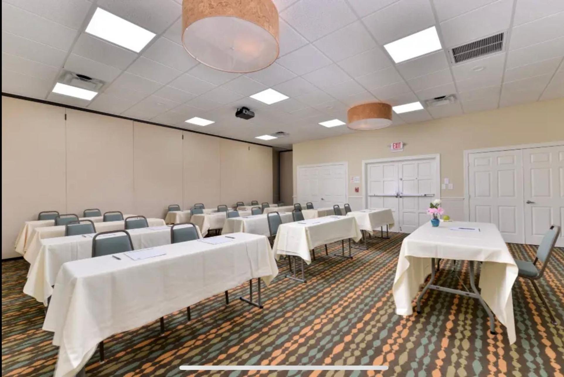 Red Roof Inn Plus & Suites Тампа Екстериор снимка