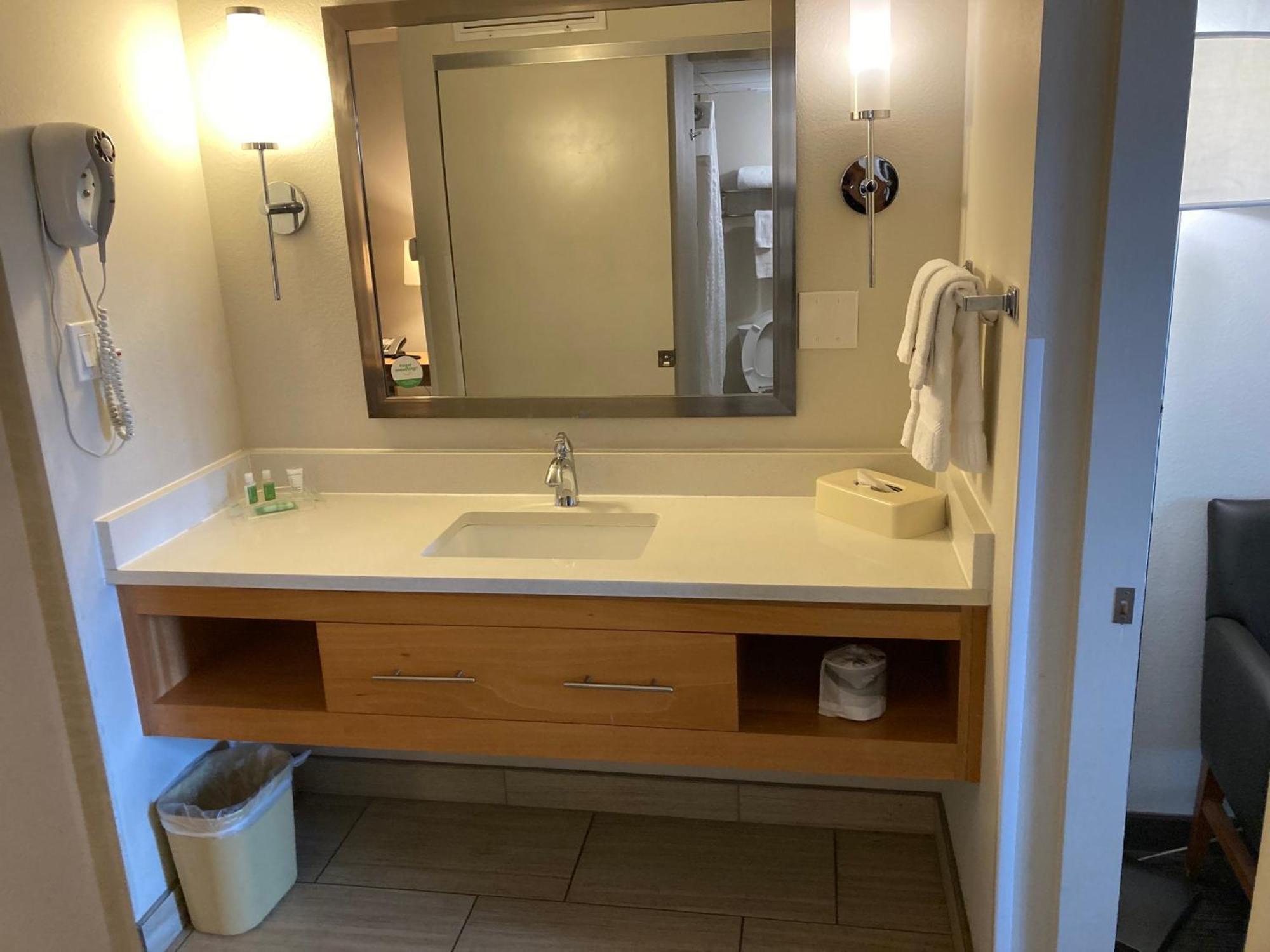 Red Roof Inn Plus & Suites Тампа Екстериор снимка
