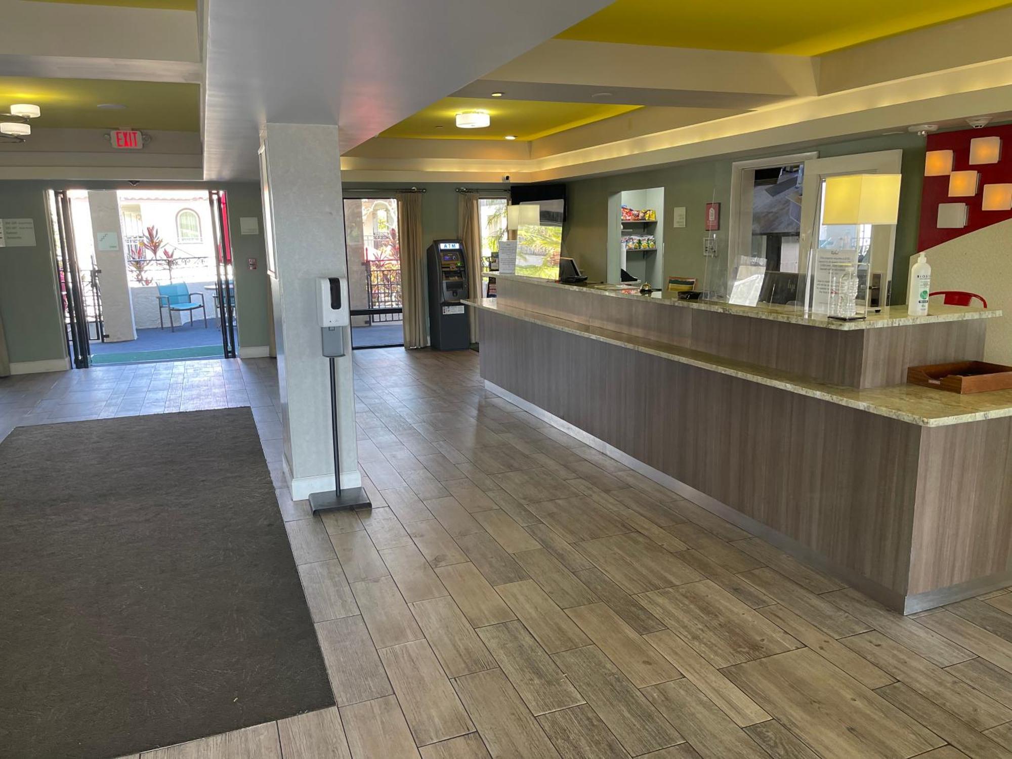 Red Roof Inn Plus & Suites Тампа Екстериор снимка