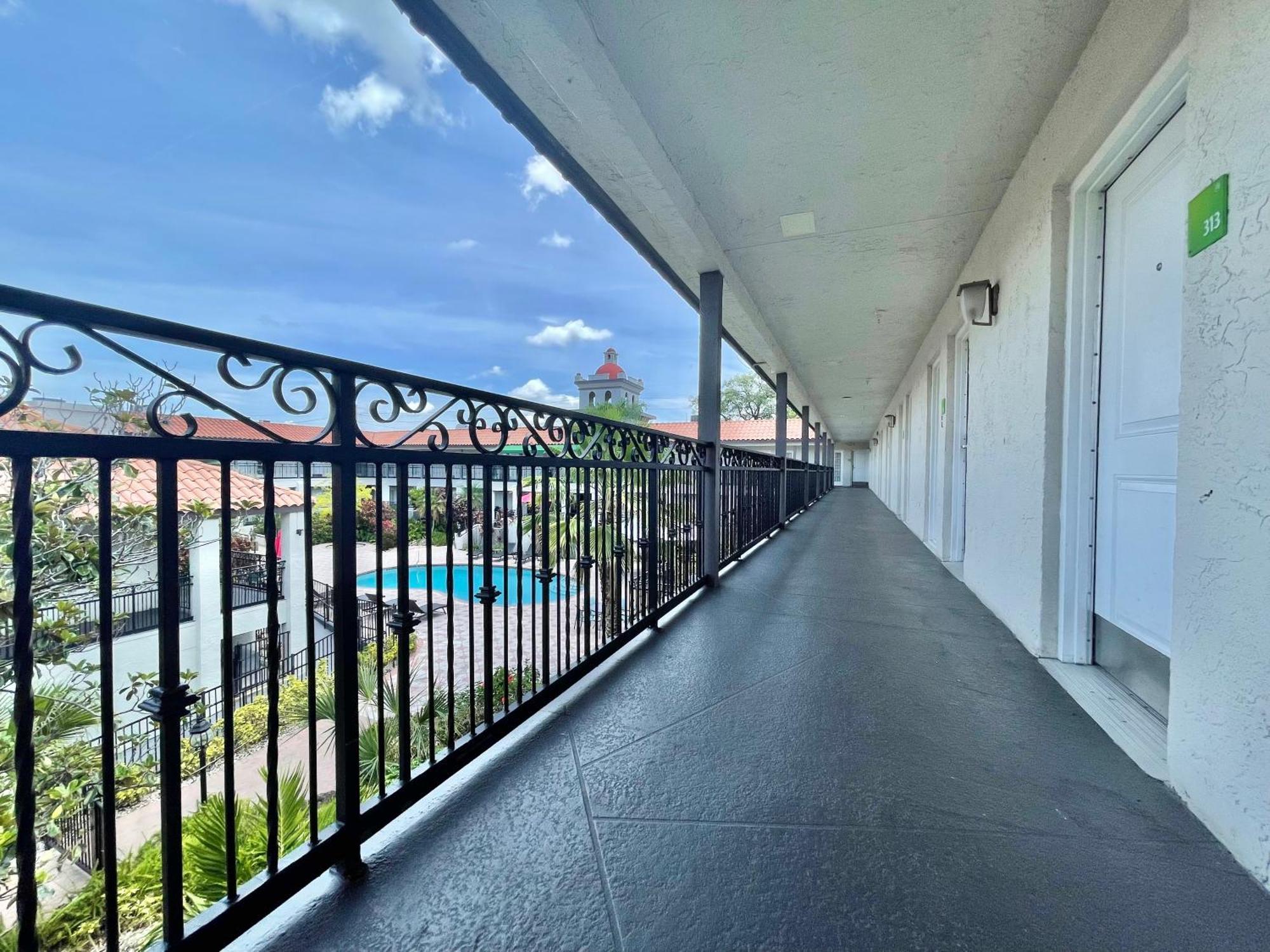 Red Roof Inn Plus & Suites Тампа Екстериор снимка