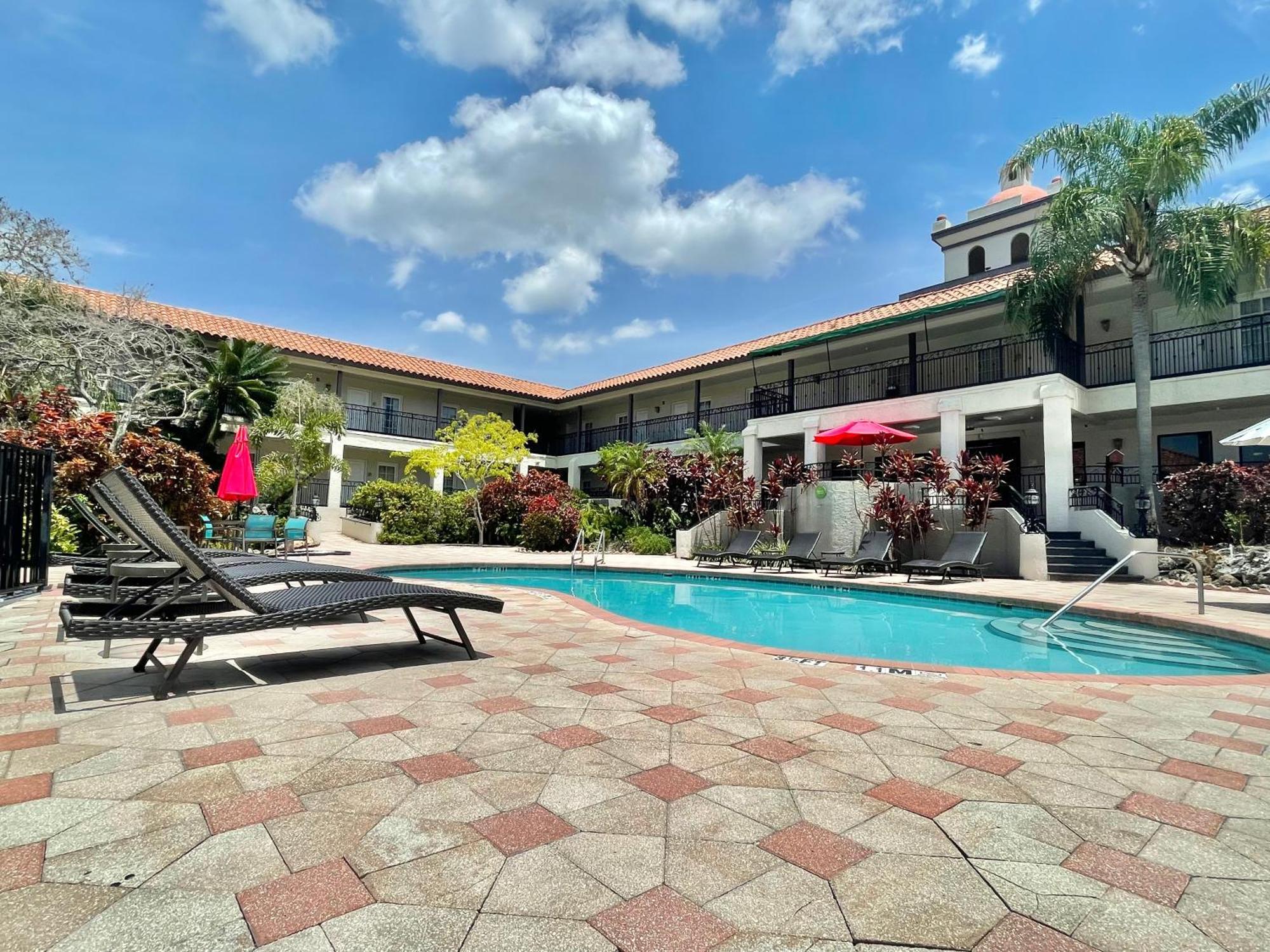 Red Roof Inn Plus & Suites Тампа Екстериор снимка